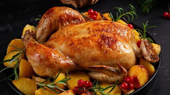 Frango assado suculento: aprenda como fazer (Créditos: Canva)