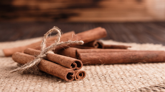 Pequenos rituais antes de dormir podem ajudar a criar uma sensação maior de conforto e bem-estar (Foto: Shutterstock)