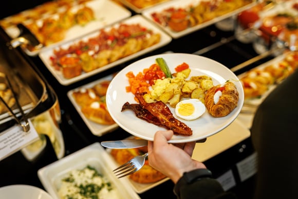 Sou microbiologista e aqui está o que (e onde) eu nunca como: "O risco de intoxicação alimentar aumenta quando..."