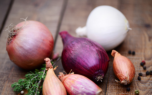 Poucas pessoas sabem, mas a diferença entre cebolas brancas e cebolas roxas não é apenas a cor e isso pode mudar as suas receitas
