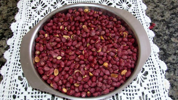 Simples, crocante e delicioso, você vai curtir a Festa Junina do começo ao fim com esse amendoim torrado (Créditos: TudoGostoso/Márcia)