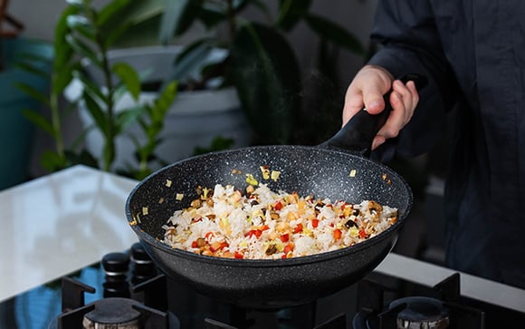 Sempre que tenho arroz dormido em casa, faço essa receita cremosa de uma panela só que minha família devora