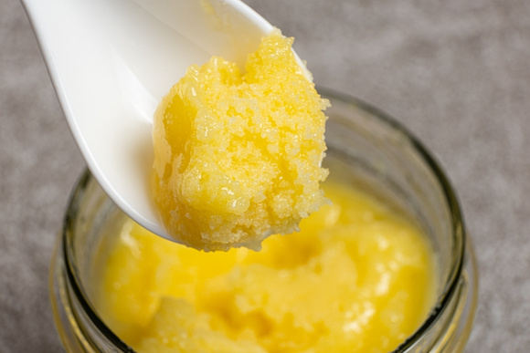 A manteiga ghee é produzida a partir da manteiga tradicional que passa por um processo de aquecimento lento. (créditos: Shutterstock)