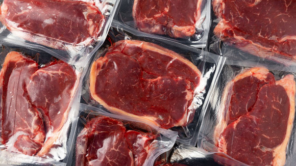 Excesso de líquido, manchas esverdeadas e qualquer sinal de ar dentro da embalagem indicam um produto fora do padrão (Créditos: Shutterstock)