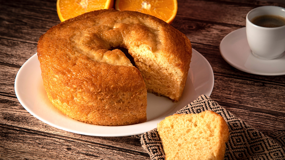 Sinto o cheirinho do elevador toda vez que vou na casa da minha avó: bolo de laranja fofinho fácil de fazer