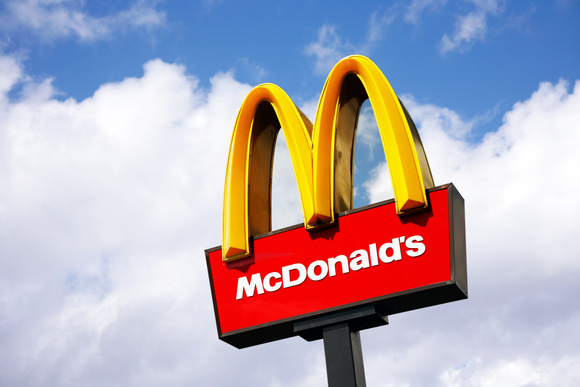 McDonald's suspende a venda de sanduíche após morte por lanche contaminado; entenda o caso