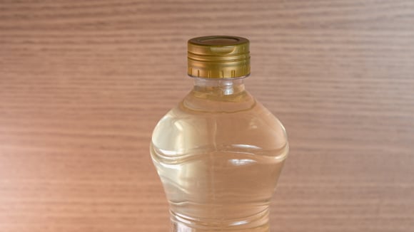 O vinagre branco é muito utilizada na limpeza (Créditos: Magnific)