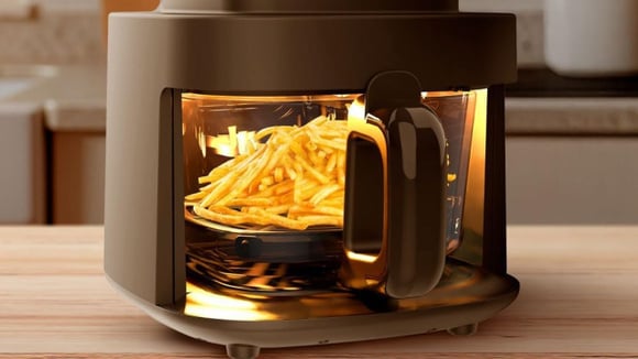 Air fryer com cuba de vidro permite acompanhar o preparo sem abrir a gaveta e está com 46% de desconto