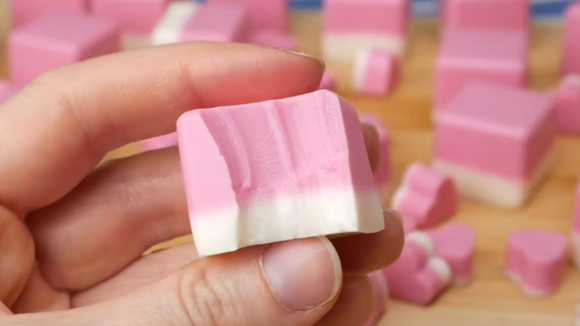 Bala beijo caseira é deliciosa e pode ser usadas em festas e ventos. (Foto: reprodução Cook'n Enjoy no Youtube)