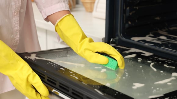 Esse truque simples vai ajudar na limpeza da sujeira acumulada (Créditos: Shutterstock)
