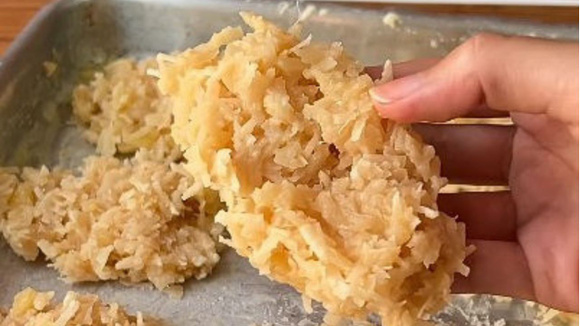 Levei essa cocada com abacaxi para a Festa Junina e ela desapareceu da mesa em minutos graças a receita que vi no TudoGostoso