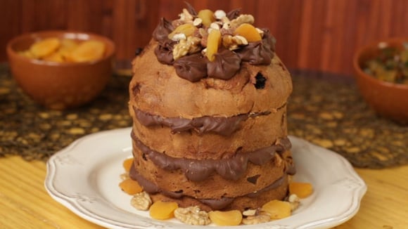 Bolo pelado de panetone finalizado com chocolate e frutas cristalizadas (Créditos: TudoGostoso)