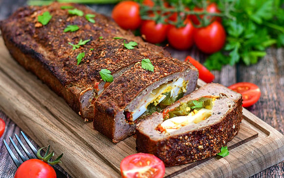Rocambole de carne com muito recheado e pincelado com barbecue: receita fácil é a favorita do meu filho para o jantar