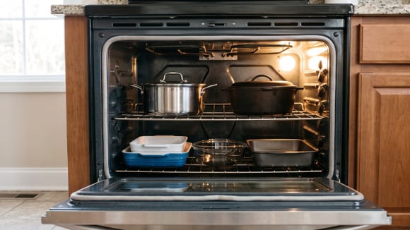 Eu também guardava as assadeiras e panelas no forno até aprender no TudoGostoso que estava cometendo um erro: veja por que essa prática não é recomendada