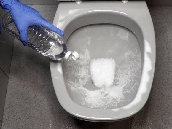 Despejar vinagre no vaso sanitário uma vez por semana: para que serve e quais são os seus benefícios?