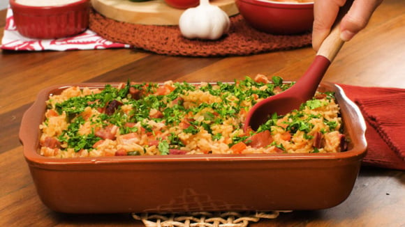 Sempre faço e nunca sobra na panela: arroz carreteiro suculento, soltinho e cheio de sabor é perfeito para reunir a família