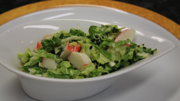 Porção de salada refrescante de acelga com kani em recipiente pequeno (Créditos: TudoGostoso)