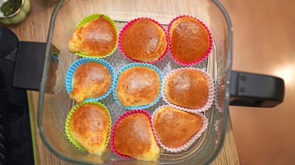 Além de deixar os alimentos visíveis, o cesto de vidro nas novas air fryers é muito mais fácil de limpar (Créditos: Shutterstock)