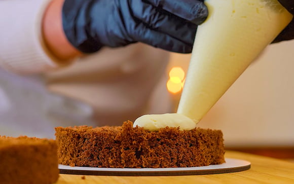 Prepare bolos recheados como um chef com esse creme de confeiteiro simples e delicioso