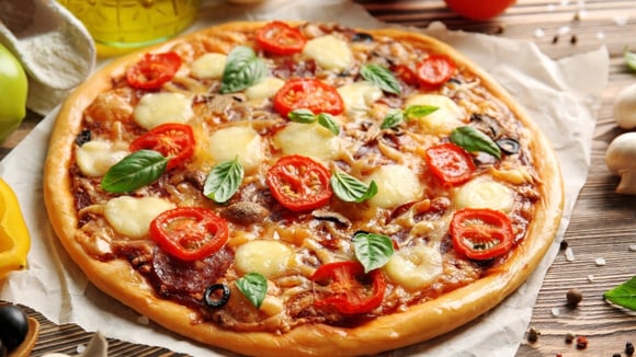 Não jogue mais o arroz que sobrou no lixo: vou te ensinar a fazer uma pizza deliciosa, sem glúten e muito prática