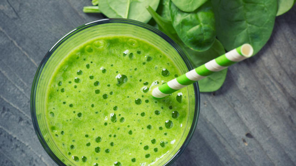 Você pode adaptar esse suco de laranja, kiwi e espinafre de acordo com a sua preferência de sabor. (Créditos: TudoGostoso)