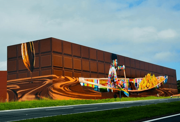 Fábrica fica às margens da Rodovia Castelo Branco, onde está o maior mural de grafite do mundo. (Foto: Cacau Show) 