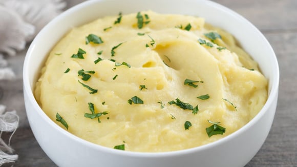 Chefs franceses alertam: "Para deixar o purê de batatas mais cremoso e saboroso, o segredo é adicionar alho confitado."