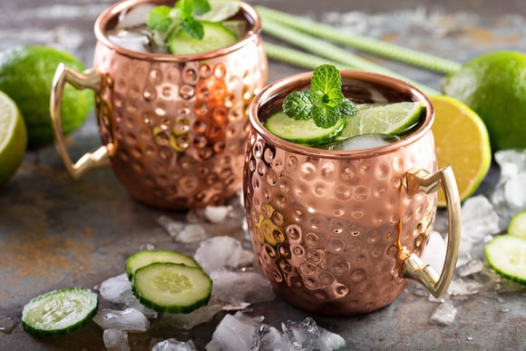 O moscow mule é um drinque delicioso cuja adaptação brasileira ficou mais conhecida no país! (Créditos: Shutterstock)