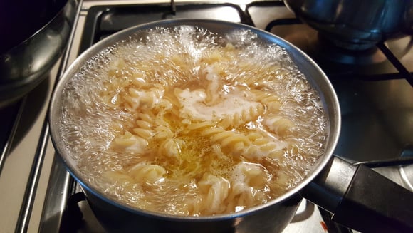 Victor, chef de cozinha: "Salgue a água do macarrão igual água do mar. Assim você acertará o ponto certo do sal do macarrão, não só do molho"