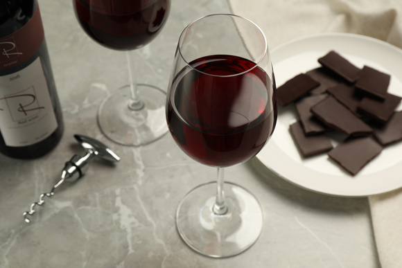 Vinho combina com chocolate? Experimente essa explosão de sabor na Páscoa com dicas de  sommelière