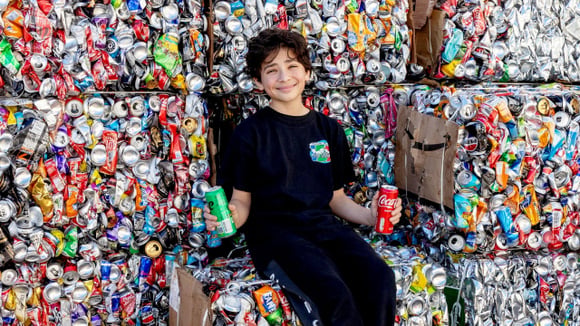 Com apenas 13 anos, menino recicla 1,5 milhão de latas de refrigerante e arrecada cerca de US$ 24.000 para caridade: "Eu amo o que faço"