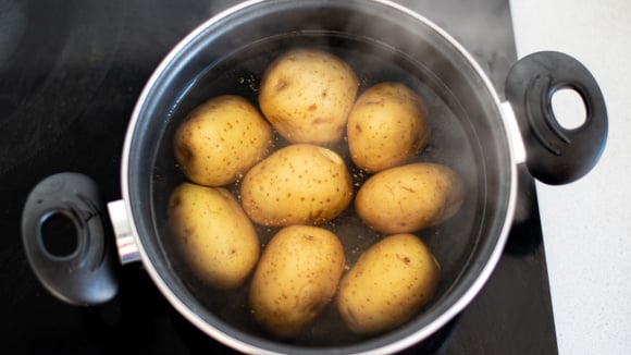 Pare de ferver batatas na água: há uma maneira muito melhor e elas ficarão bem mais saborosas