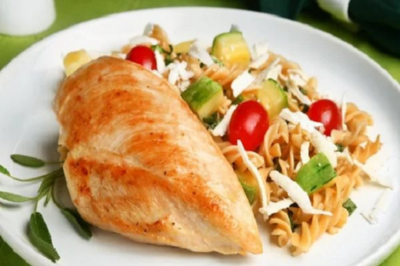 Filé de frango e macarrão integral é uma combinação que faz muito sentido (Créditos: TudoGostoso)