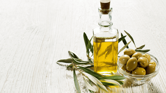 Pequenos hábitos de consumo fazem diferença na hora de aproveitar os benefícios do azeite. (Foto: Shutterstock)