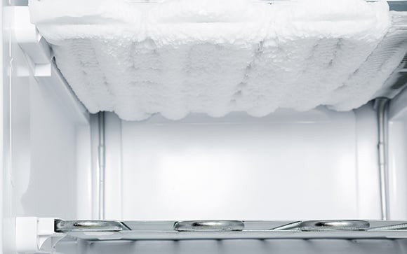 Se o seu freezer está com gelo acumulado, isso pode estar afetando sua conta de luz: entenda o porquê e como evitar