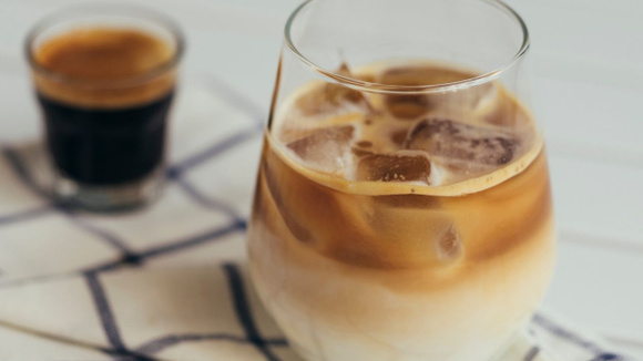Há anos meu café gelado fica aguado e agora descobri o truque das cafeterias para ficar perfeito, é muito mais fácil do que você imagina!