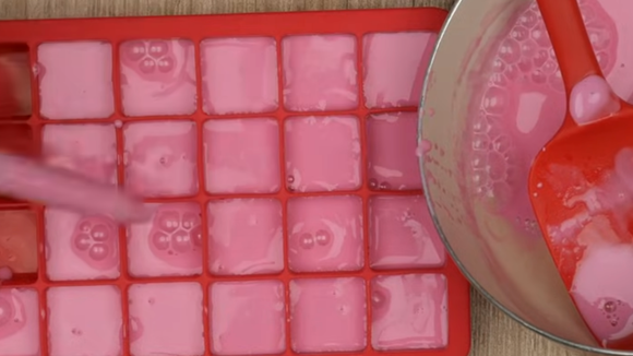Processo de desenformar guloseimas macias feitas em forminhas de silicone. (Foto: reprodução Cook'n Enjoy no Youtube)
