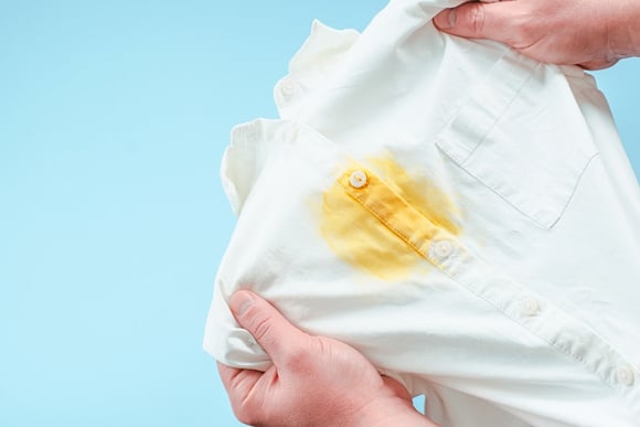 Mistura caseira poderosa que salva suas roupas das manchas de água sanitária