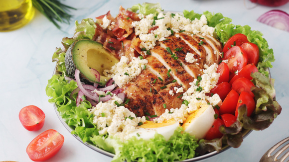 O que é a salada Cobb e por que você deveria experimentá-la? Uma refeição completa, nutritiva e fácil de fazer