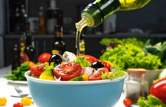 Muito usado para temperar saladas, azeite cru é benéfico para a saúde. (Crédito: Shutterstock)