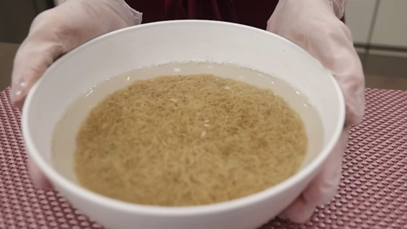 Deixar o arroz integral de molho por algumas horas garante grãos bem macios e soltinhos (Créditos: Reprodução/Isamara Amâncio/YouTube)
