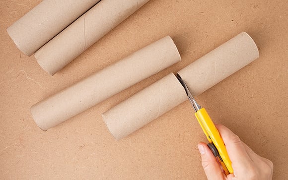 Com quantos anos você descobriu que o rolo de papel-toalha vazio é ótimo para guardar sacolas plásticas?
