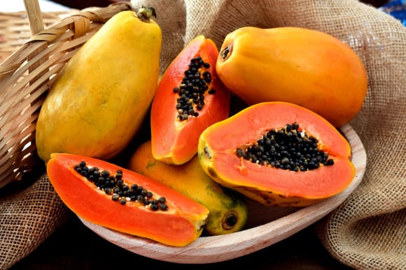 Benefícios do mamão: o que acontece com o seu corpo ao ingerir a fruta todos os dias
