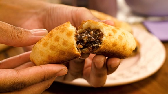 Mil vezes melhor que o do mercado: receita de bolinho caseiro recheado de chocolate que fica fofinho e não resseca nunca
