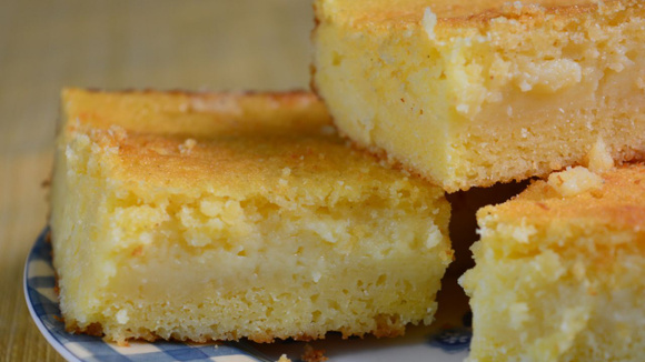 Bolo de fubá cremoso com queijo ralado no liquidificador: fácil, rápido e delicioso assim só na receita do TudoGostoso