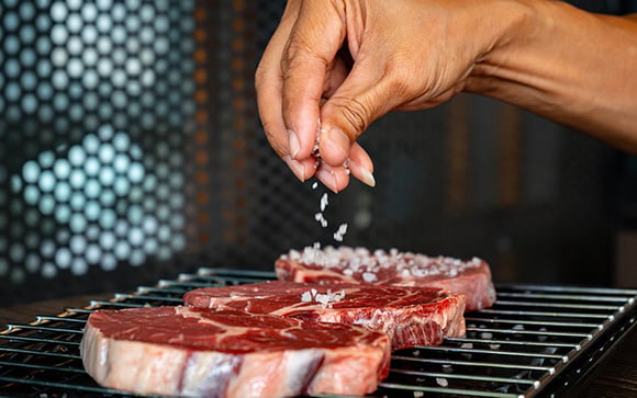Misturar sal na carne antes de cozinhar faz diferença: como a química dos alimentos impacta sabor e textura