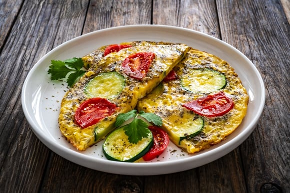 Omelete de abobrinha e queijo: uma receita fácil e rica em proteínas feita na frigideira que aprendi no TudoGostoso