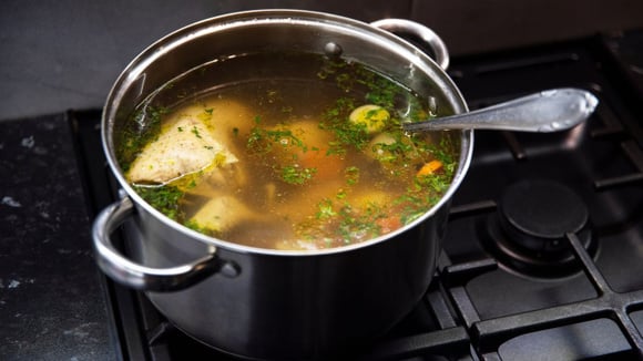 Ferran Adrià, chef: "O caldo de galinha mais gostoso leva 3 carcaças de frango, 80g de cenoura, 130g de cebola e deve ferver por 30 minutos."
