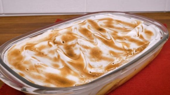 Faço essa sobremesa barata com abacaxi todo Natal e todo mundo sempre quer mais um pedaço