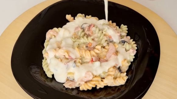 Na hora de servir o macarrão, é possível despejar um pouco mais de molho branco para deixar o prato ainda mais cremoso (Créditos: Reprodução/Kolher de Pau/YouTube)